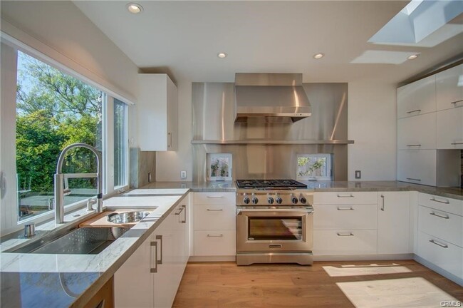 Building Photo - 2880 Chateau Way