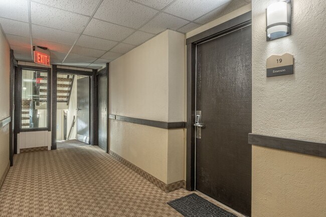 Building Photo - Flexible Furnished Rental Near Eagle Lodge