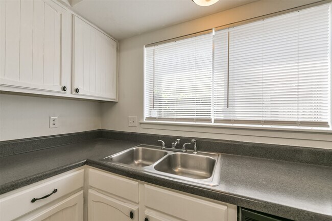 Building Photo - 2203 Riverford Dr