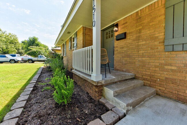 Building Photo - Fully Renovated 4 Bed, 2 Bath Just Minutes from Campus