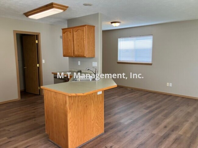 Building Photo - 3 br/2.5 bath Eagle Ridge 2 story house on...