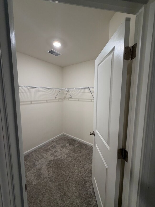 Building Photo - Beautiful 3 Bed / 2.5 Bath Townhome in Foxbank Plantation