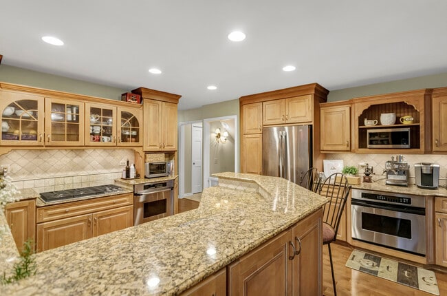 Building Photo - 985 Chapel Ct N