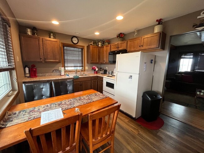 Building Photo - Fully Furnished Lake Home Available Sept. 15th, thru May 15th