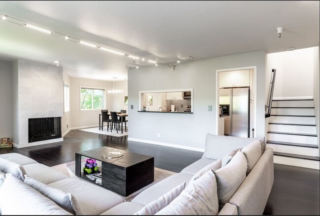 Building Photo - EPIC REA -End-unit AND TOP TWO floors (pen...