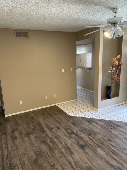 Building Photo - 850 S River Dr