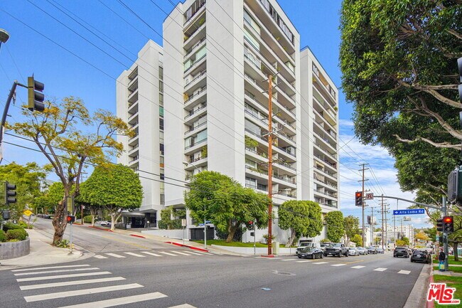 Building Photo - 1100 Alta Loma Rd