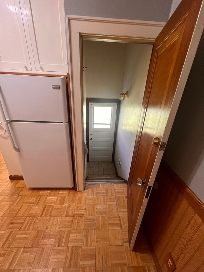 Building Photo - Spacious Home w/ Fenced Backyard