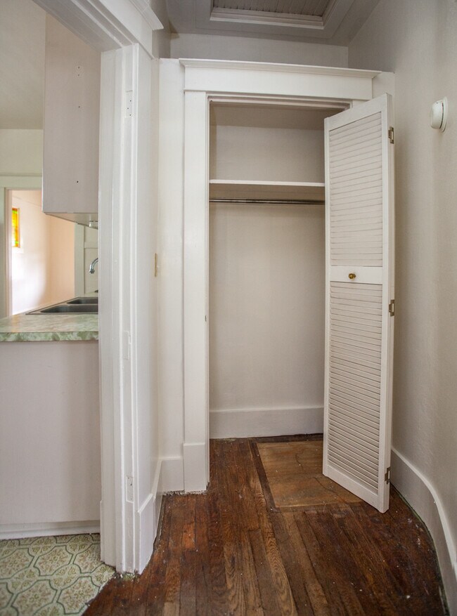 Building Photo - EDo BRICK BUNGALOW 1/BD 1/BA 1/CG