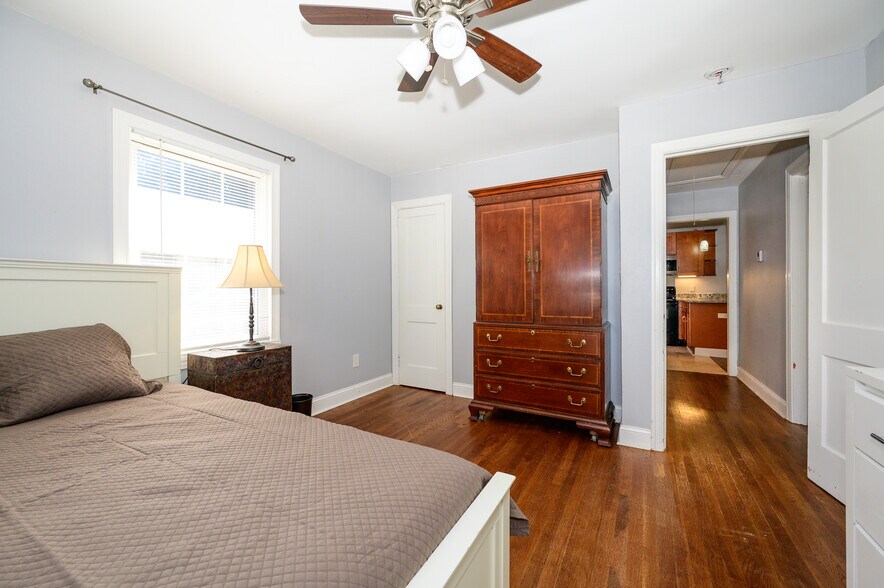 Bedroom 1 & Closet - 2660 Roslyn Ave