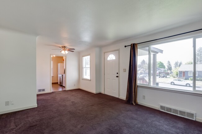 Building Photo - Shadle Park 3 Bedroom 2 Bath Home near Gar...
