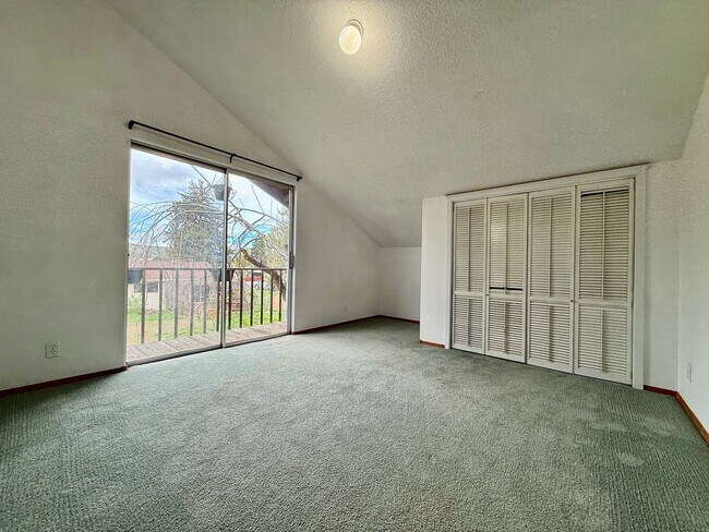 Building Photo - SCHEDULE A SHOWING TODAY TO VIEW THIS CHARMING APRATMENT IN PRINEVILLE!!