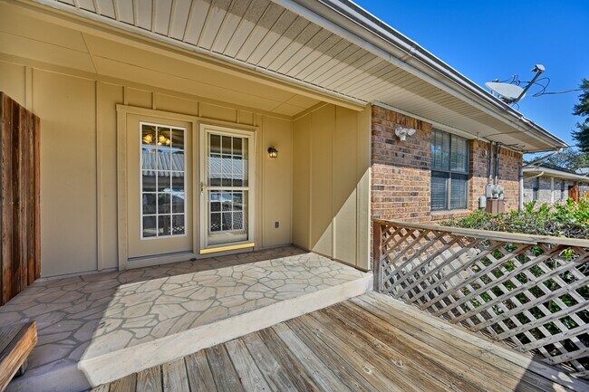 Building Photo - 600 E Stone St