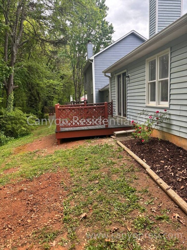 Building Photo - Stylish 3 Bed, 2 Bath Retreat: Modern Livi...