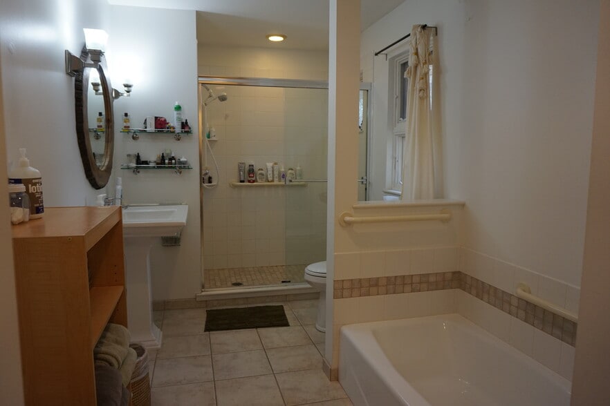 Large bathroom with shower and tub - 4060 Victoria St N