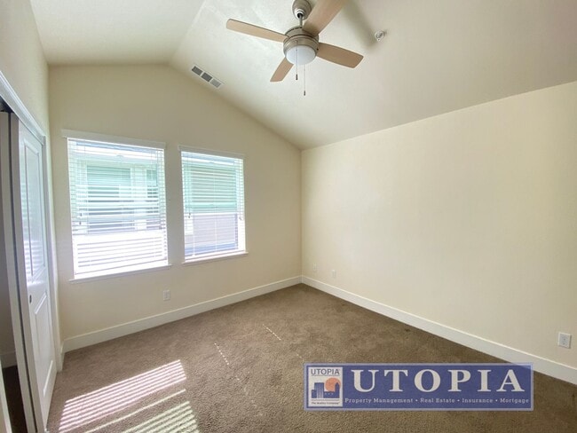 Building Photo - Beautiful and Spacious 3-bedroom, 3.5-bathroom Townhouse Located in the heart of Seabright.