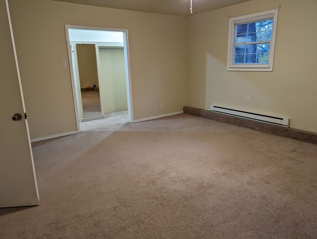 Building Photo - Spacious 4 Bed 2.5 Bath Home