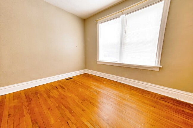 Building Photo - Charming & Spacious 3-Bedroom Unit with Private Master Suite