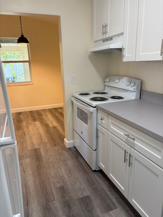 Building Photo - Totally Remodeled Deltona Beauty