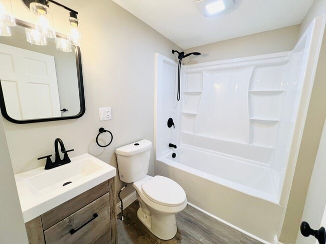 Building Photo - NEWLY RENOVATED 3 BEDROOM PENTHOUSE CONDO ...