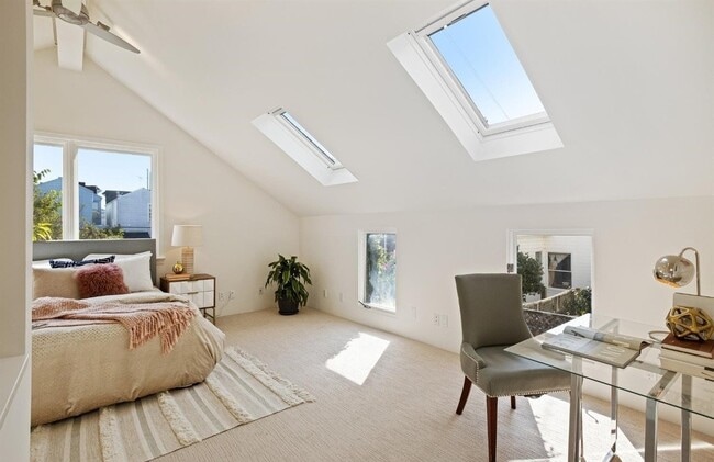 Building Photo - 2548 Pine St