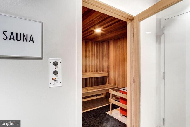 Building Photo - 1121 Arlington Blvd