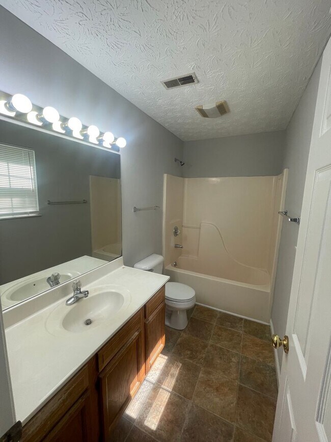 Building Photo - 3 bed, 2 bath, 2 car garage home w/ finished basement/bonus room in West Knox