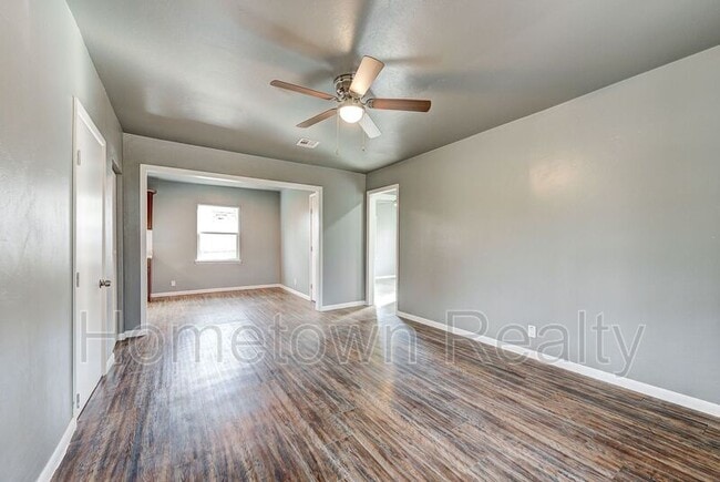 Building Photo - 1103 N Louisa Ave