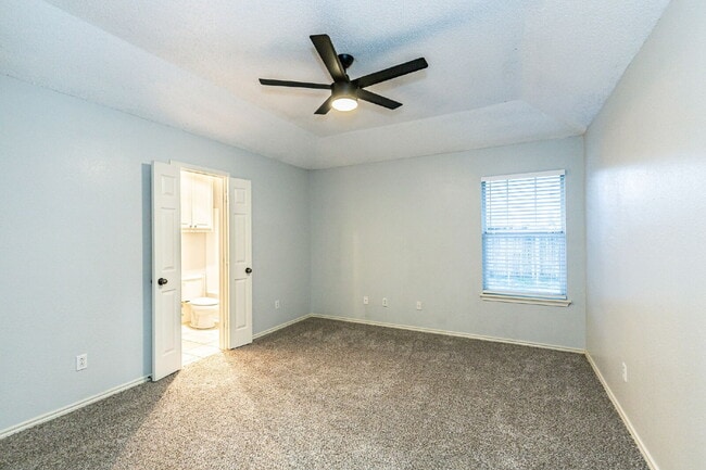 Building Photo - Beautifully remodeled 2/2/2 in very upscal...