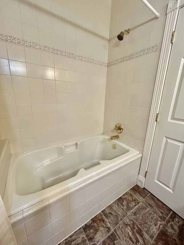Building Photo - 560 E Maberry Dr