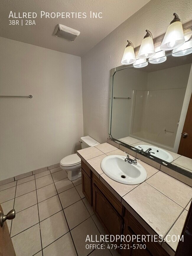 Building Photo - 822 N Daisy Ln