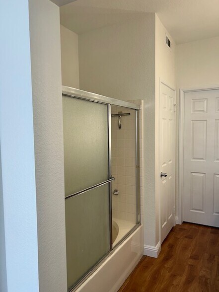 Building Photo - 1020 S San Marino Way