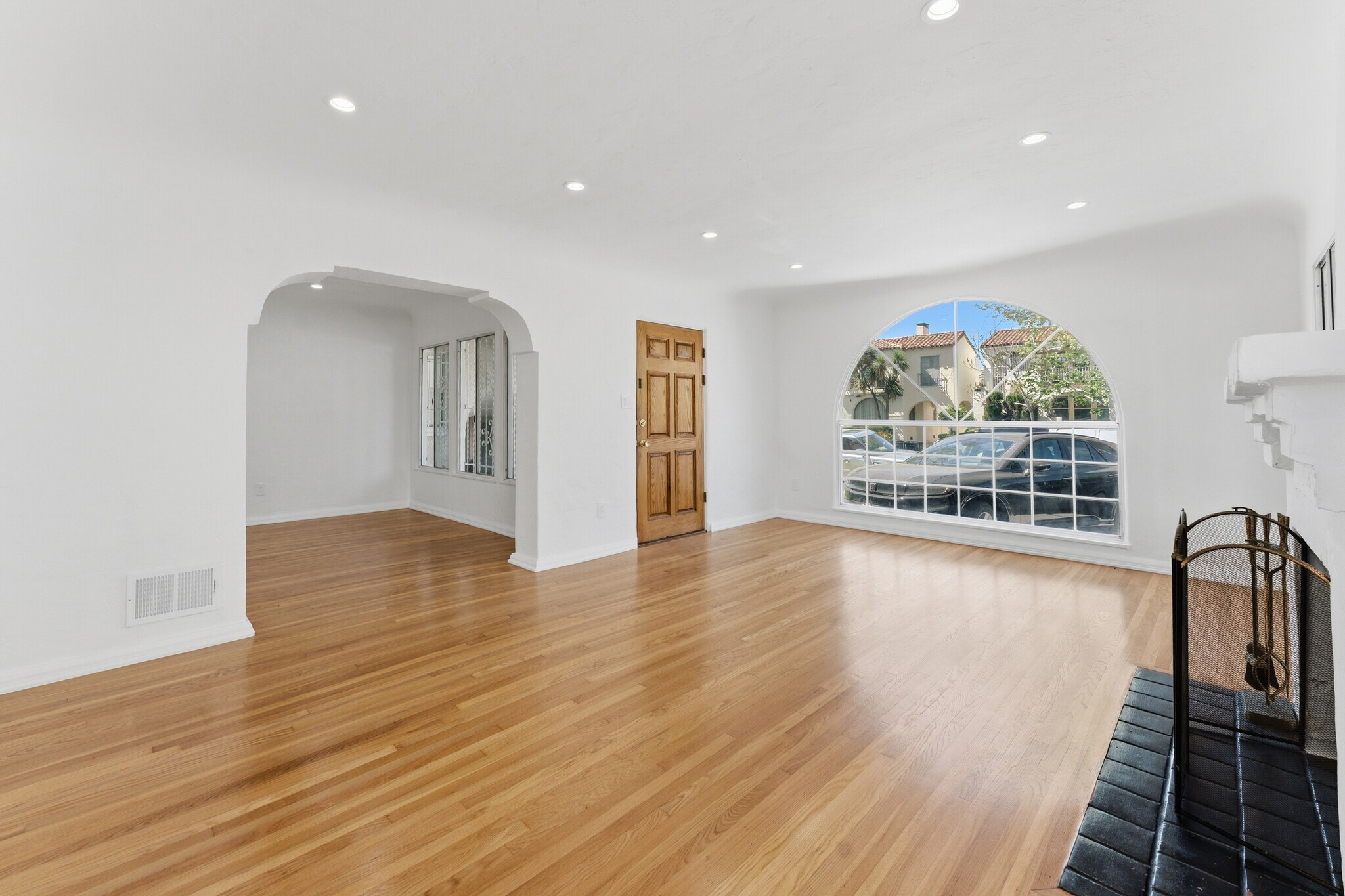 Building Photo - 824 S Holt Ave