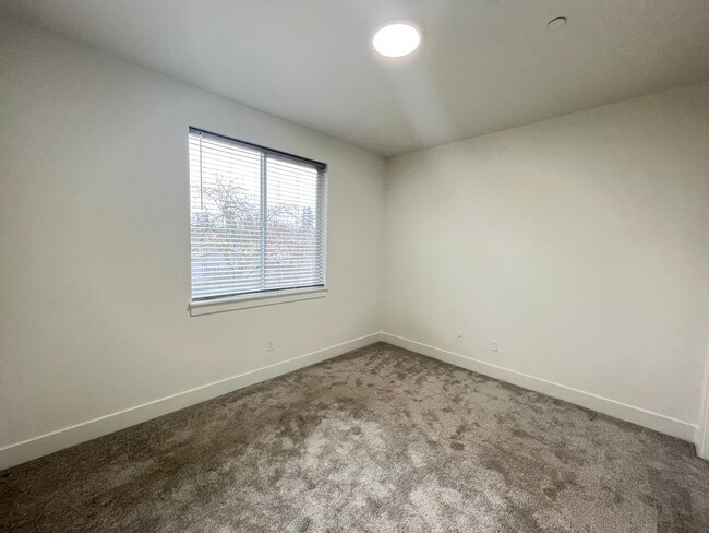 Building Photo - Modern 2-Bed, 1.5-Bath Condo with Custom K...