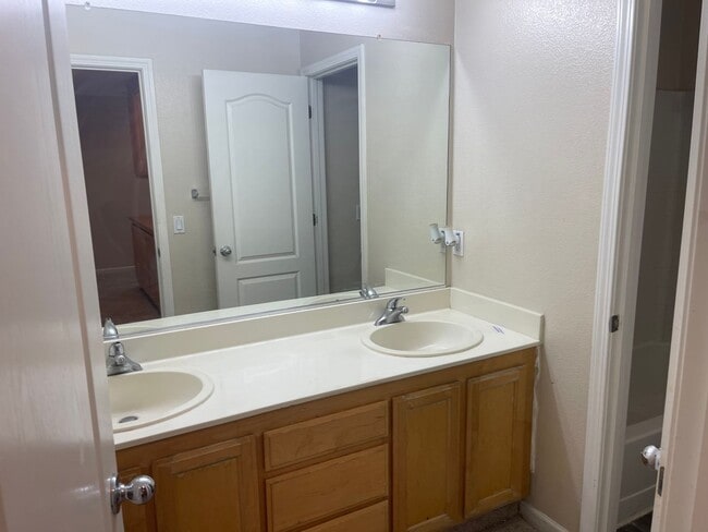 Building Photo - 2733 Sunflower Cir
