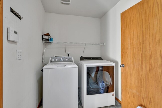 Building Photo - 4 BED & 2.5 SINGLE FAMILY HOUSE FOR RENT