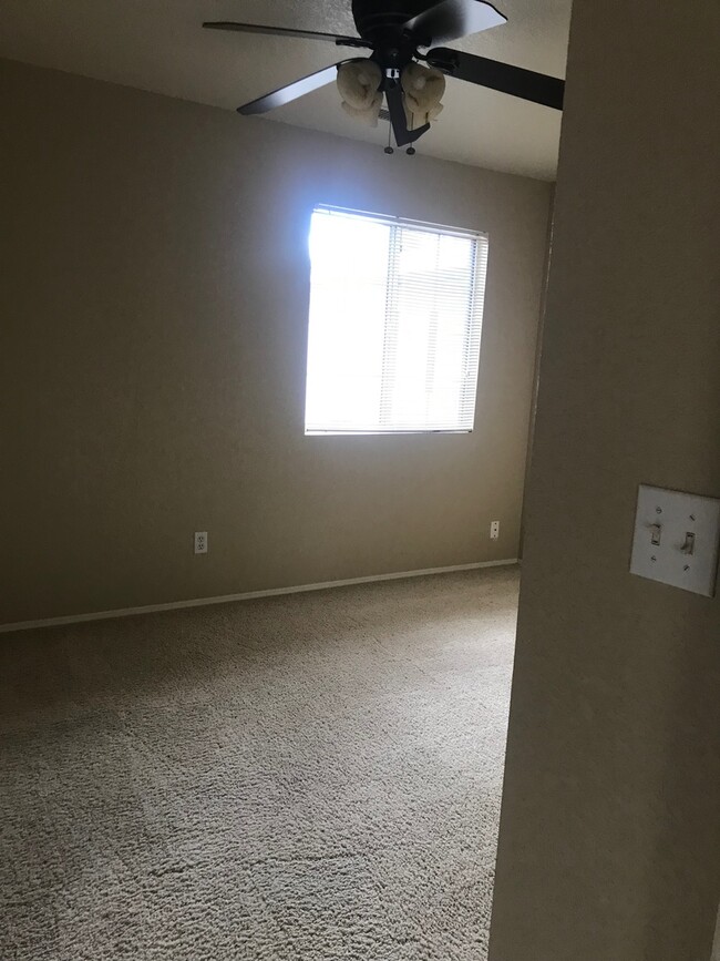 Building Photo - 2 Bedroom 1 Bath Contact Property Pros 928...