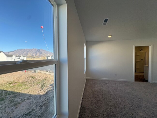 Building Photo - Gorgeous End-Unit Townhome in beautiful Salem!