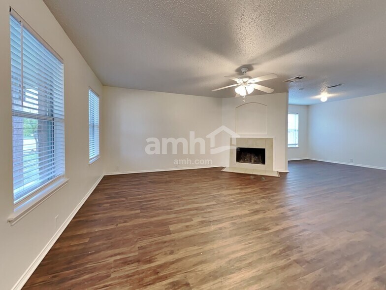 Building Photo - 1523 Wavecrest Dr