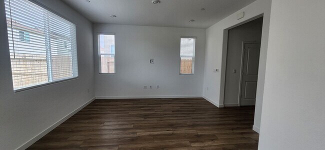 Building Photo - Beautiful Brand New 3 Bedroom Home in Elk Grove