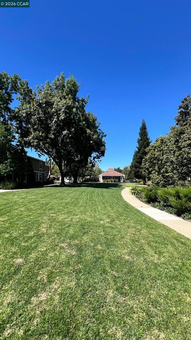 Building Photo - 2828 Royal Ann Ln