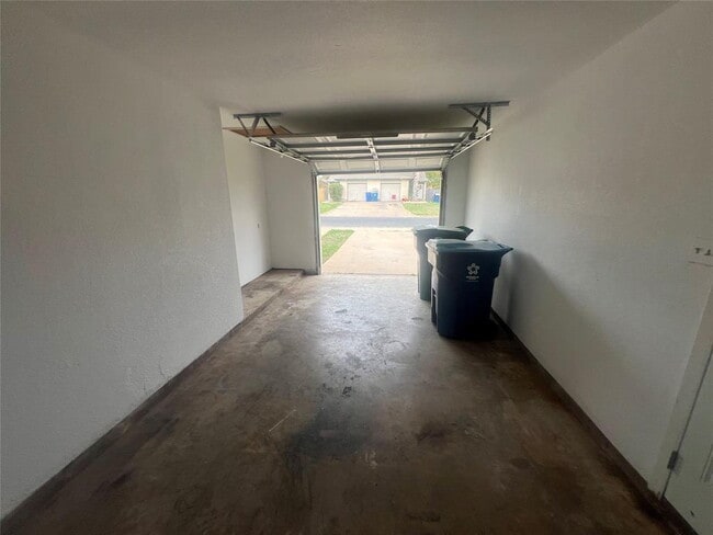 Building Photo - 807 Lloyd Ln