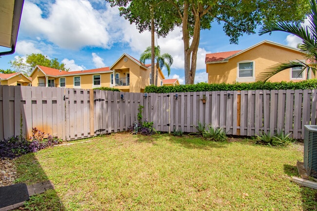 Building Photo - 6640 Thornhill Ct
