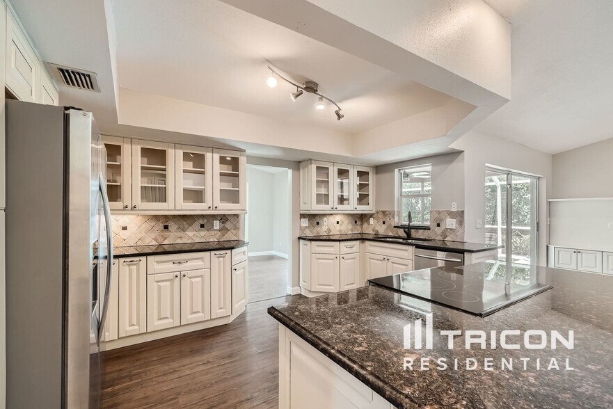 Building Photo - 854 Christina Cir