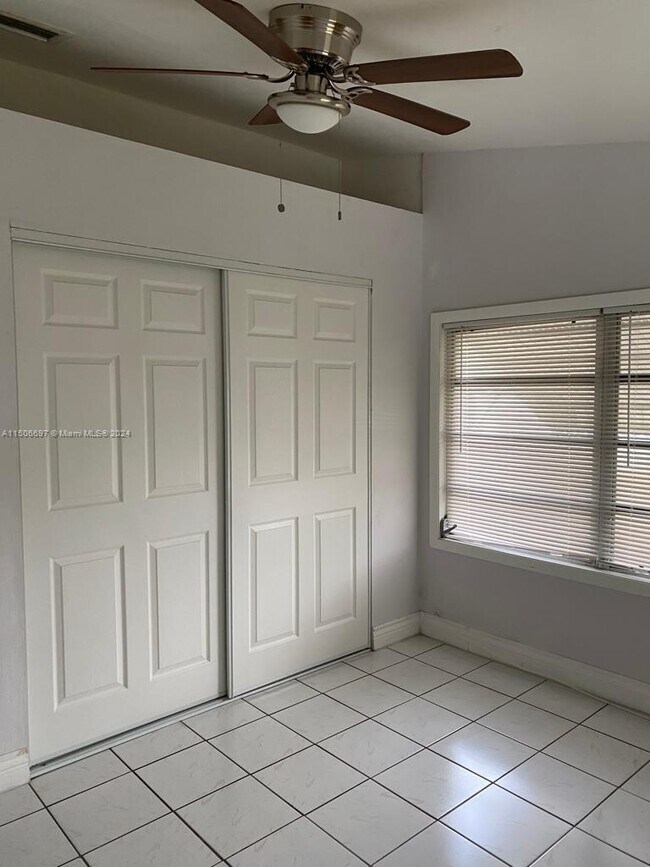 Building Photo - 752 NW 24th Ct