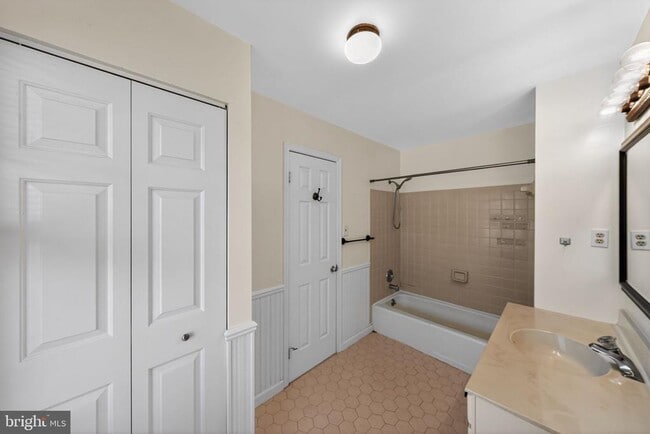 Building Photo - 219 Heather Ct