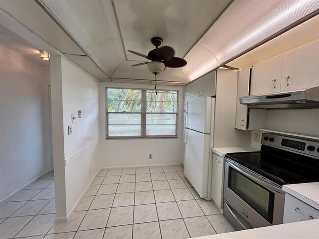 Building Photo - 2402 Antigua Cir