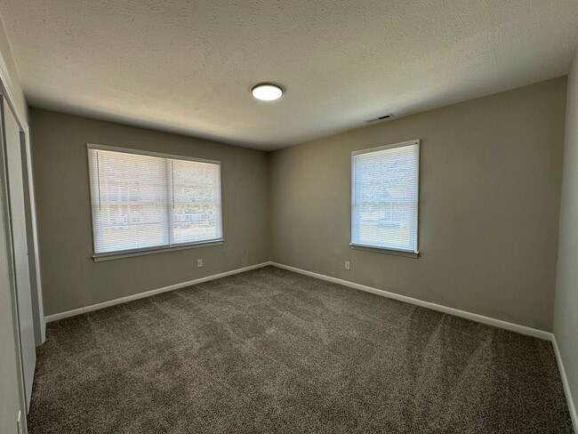 Building Photo - 3 Bedroom, 1 Bath Updated Home so very close to Ft Bragg!!
