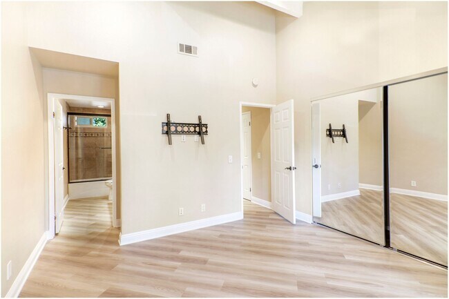 Building Photo - 2 Bedroom Condo - Laguna Hills!