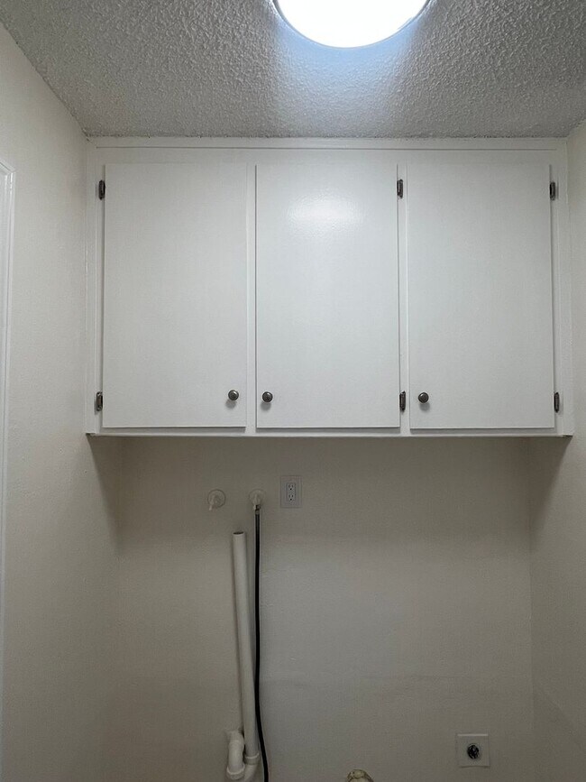 Building Photo - ADORABLE 2 BED DUPLEX WITH NEWER KITCHEN!!